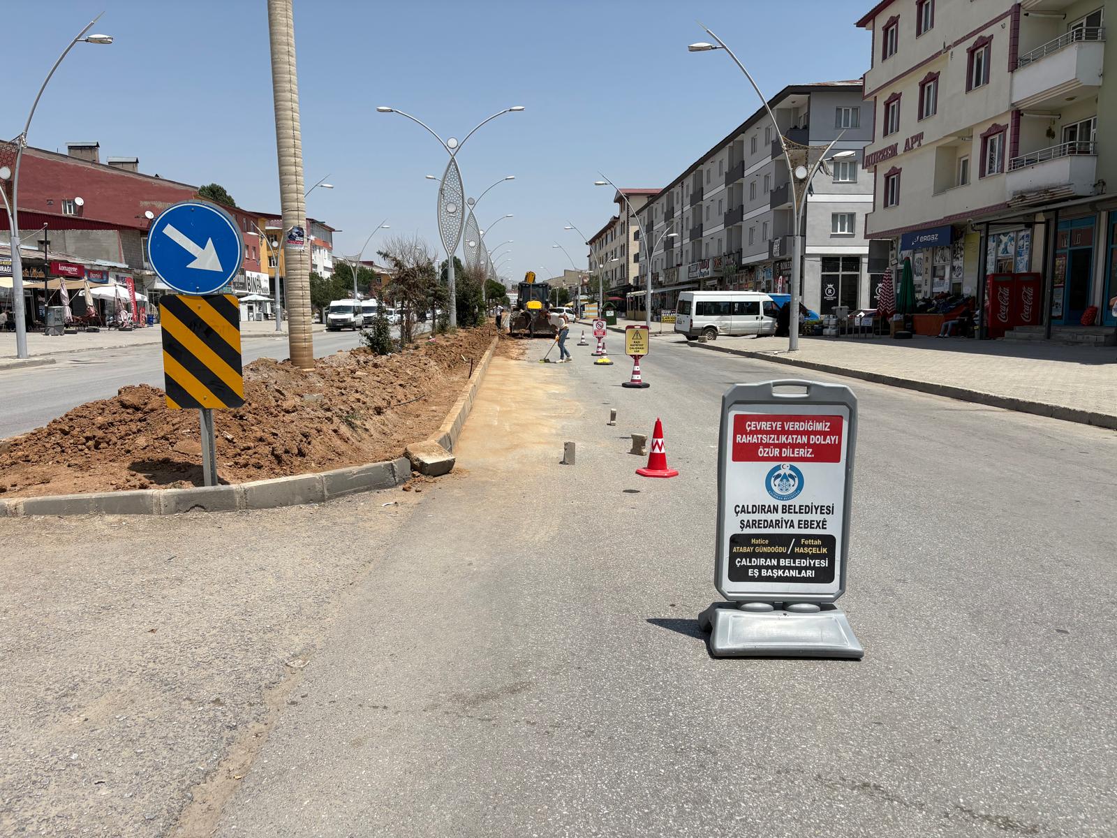 Azerbaycan Caddesi’nde Orta Refüj ve Peyzaj Çalışmalarımız Sürüyor